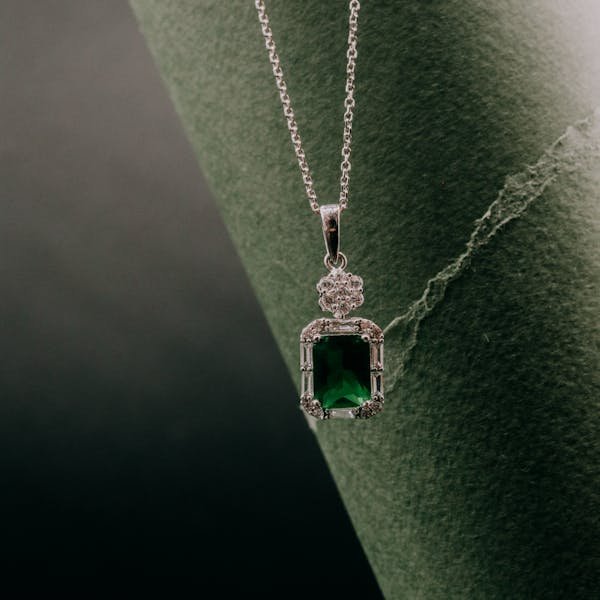 Collier émeraude : élégance rare et précieuse à découvrir